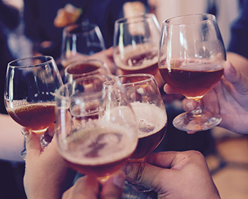 Gesellige Runde in der Kneipe mit Zuprosten