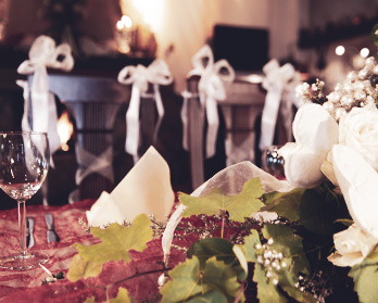 Festlich eingedeckte Tische mit Blumenschmuck